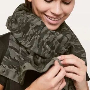 Lululemon infinity camo scarf